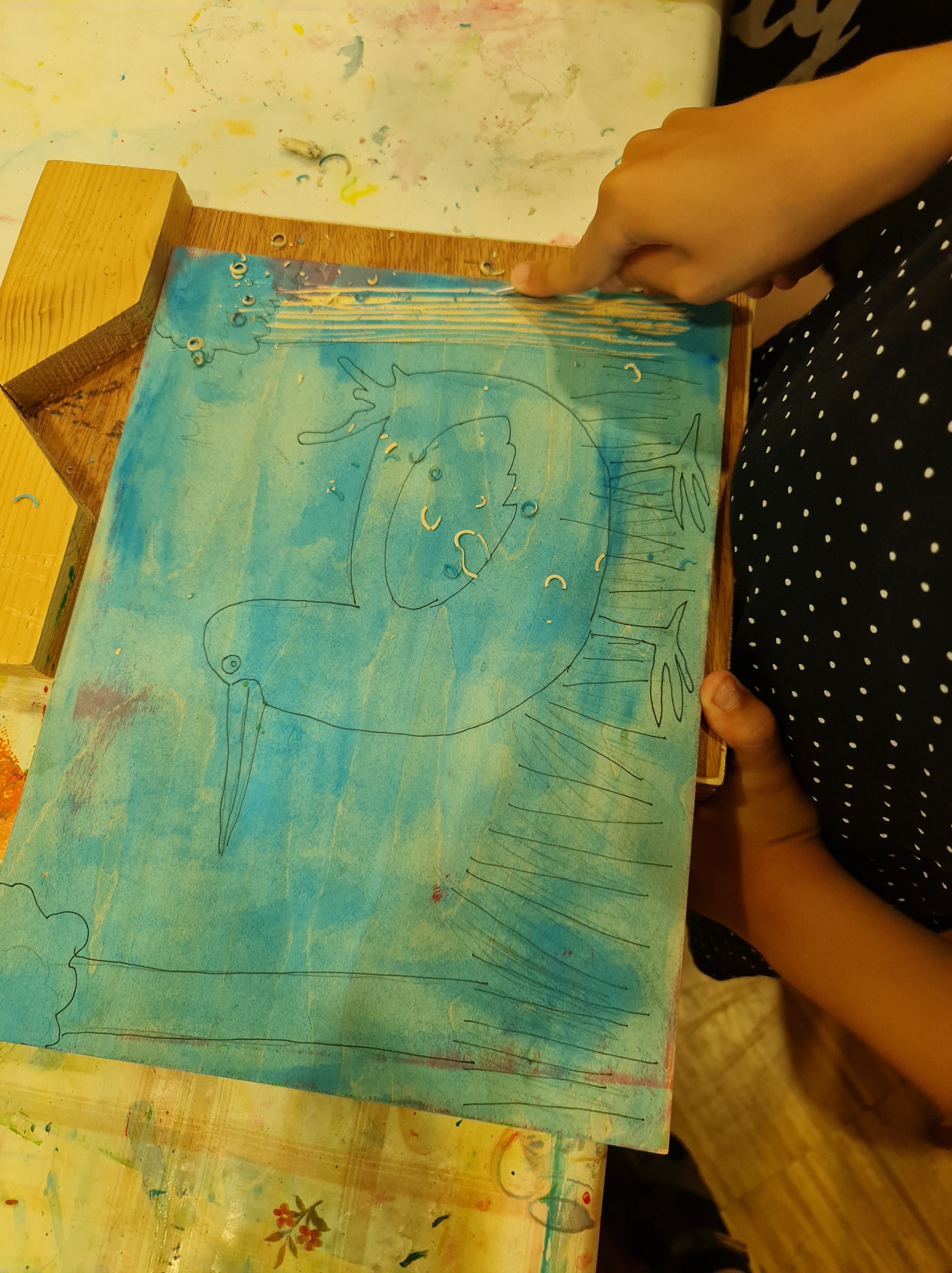 Schneiden eines Tiermotivs in Holz