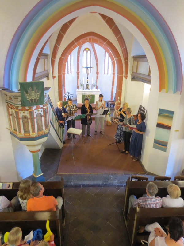 Das Blockflötenensemble spielt im Altarraum der Johanniskirche.